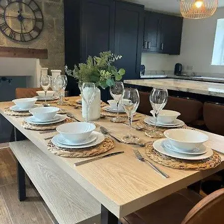 Semesterbostad Idyllic Retreat With Log Burner Near Castle *