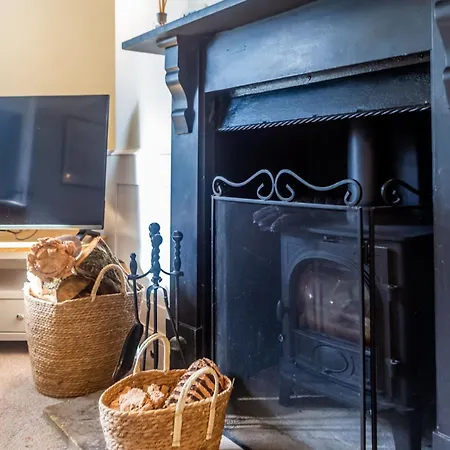 Idyllic Retreat With Log Burner Near Castle *